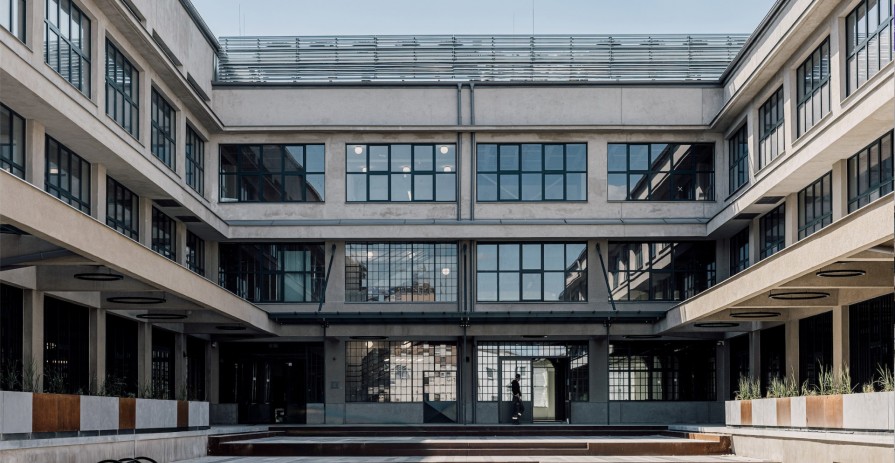Restaurace v industriálních prostorách Pragovky